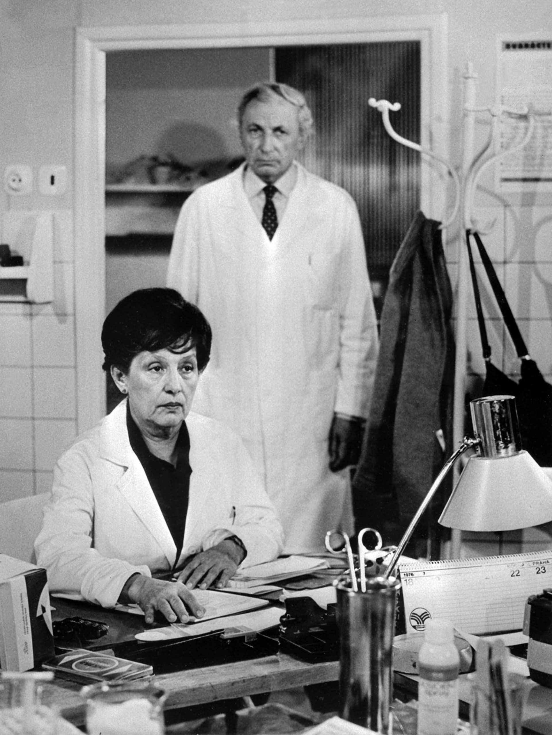 V seriálu Nemocnice na kraji města si Nina Popelíková zahrála také s Danou Medřickou a Ladislavem Chudíkem.