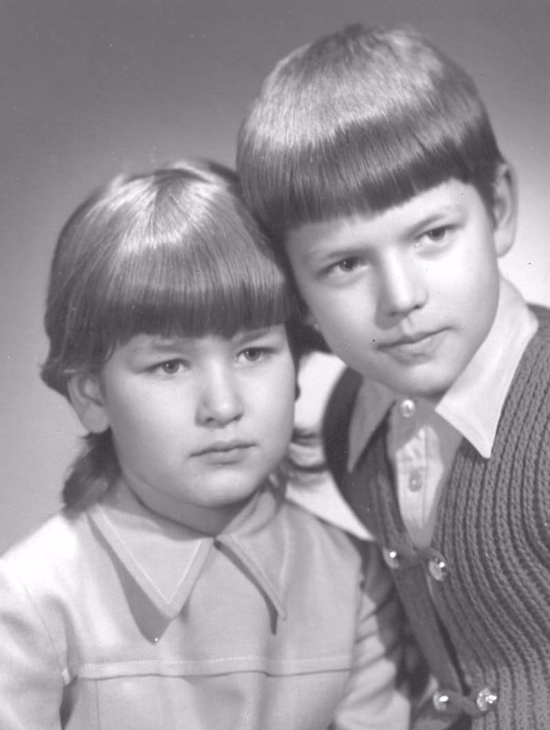 Petr Pavel se svou mladší sestrou.