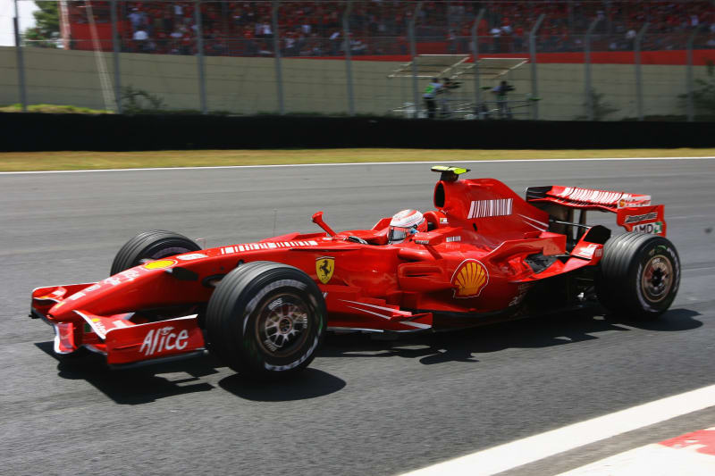 To jeho předchůdce u italské stáje Kimi Räikkönen řídil v roce 2007 o takřka 200 kg lehčí auto.
