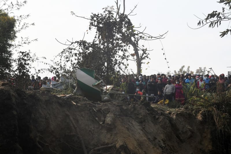 Pravděpodobnost, že někdo přežil nehodu letadla v Nepálu, je podle policie nízká.