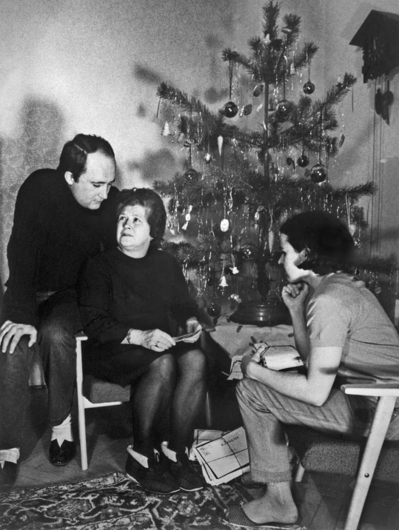 Libuše Palachová se synem Jiřím a nevlastní dcerou 17. ledna 1970, tedy téměř rok po smrti svého syna Jana.