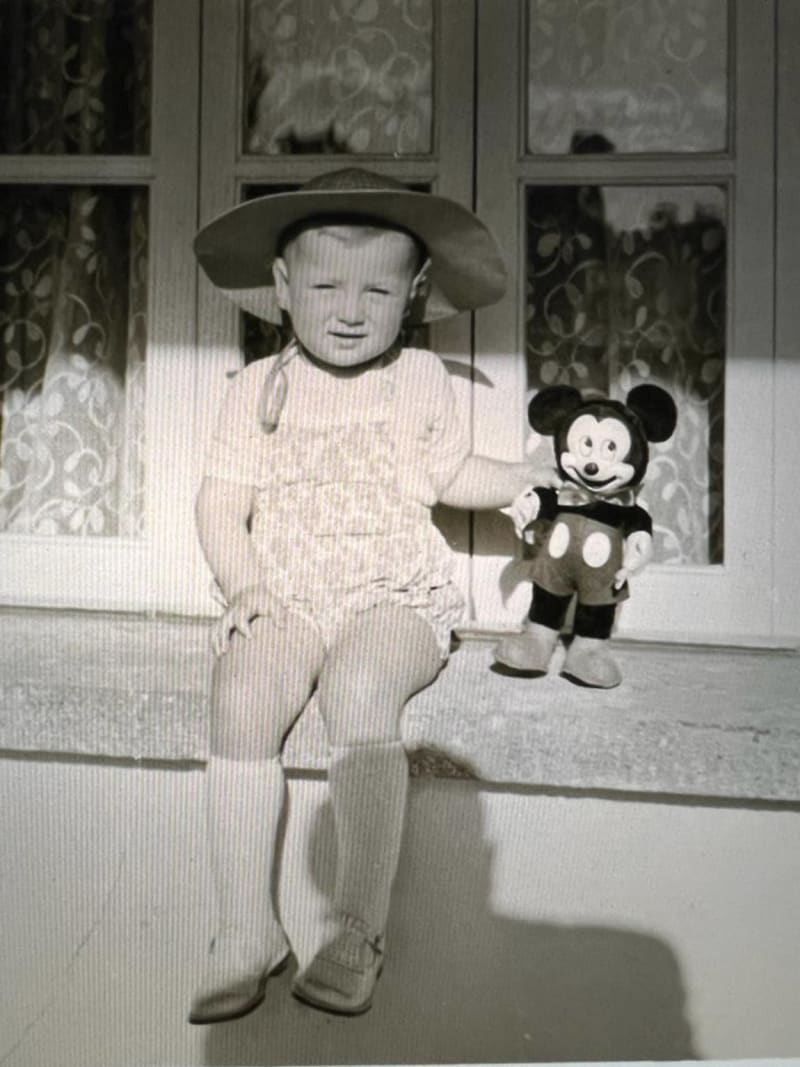 Malý Andrej Babiš s plyšákem Mickey Mouse