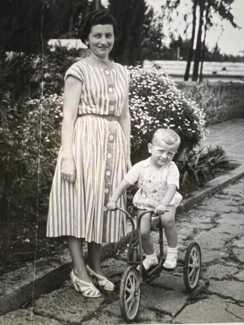 Andrej Babiš jako malý s maminkou