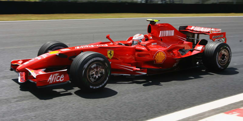 To jeho předchůdce u italské stáje Kimi Räikkönen řídil v roce 2007 o takřka 200 kg lehčí auto.