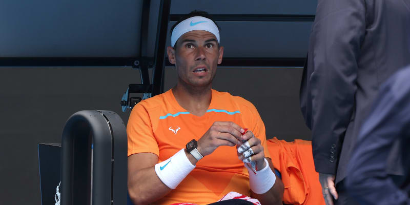 Rafael Nadal se divil, že mu zmizela raketa, se kterou chtěl hrát.