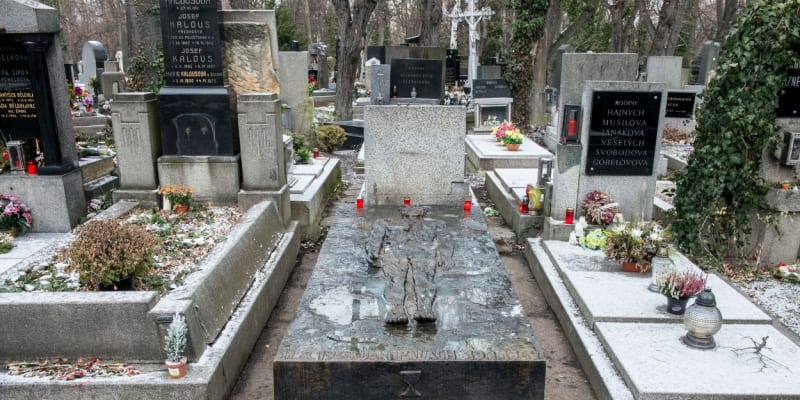 Po revoluci obnovený hrob Jana Palacha obsahující urnu s jeho popelem na pražských Olšanských hřbitovech.