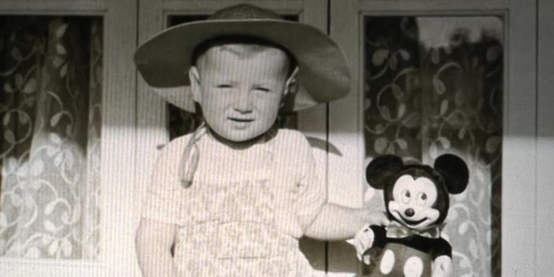 Malý Andrej Babiš s plyšákem Mickey Mousem