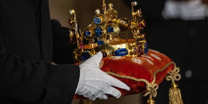 Svatováclavskou korunu nechal zhotovit Karel IV.