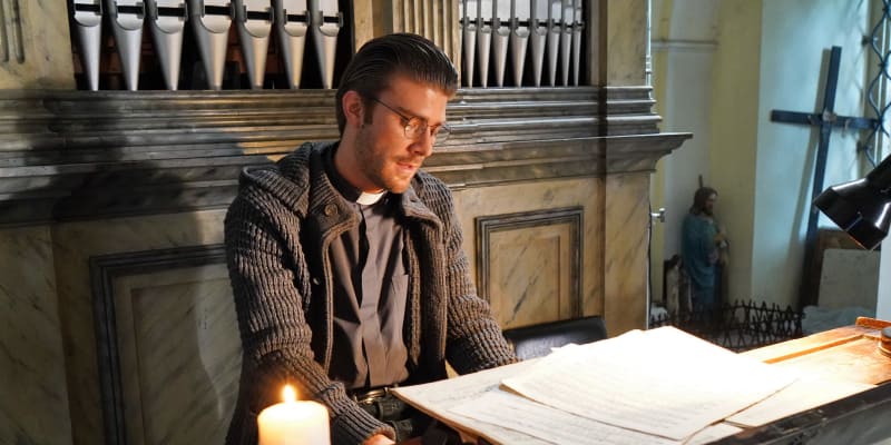 V seriálu Půlnoční zpověď ztvárnil Marek Lambora postavu kněze.