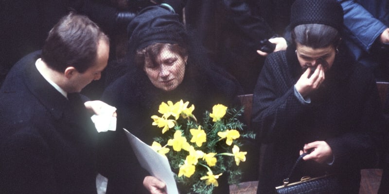 Palachova matka Libuše Palachová na pohřbu syna. Ani po něm jí však StB nedala pokoj.