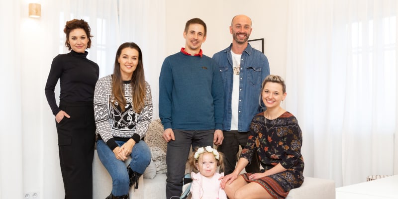 Rodina malé Aninky spolu s designéry a derátorkou pořadu Jak se staví sen