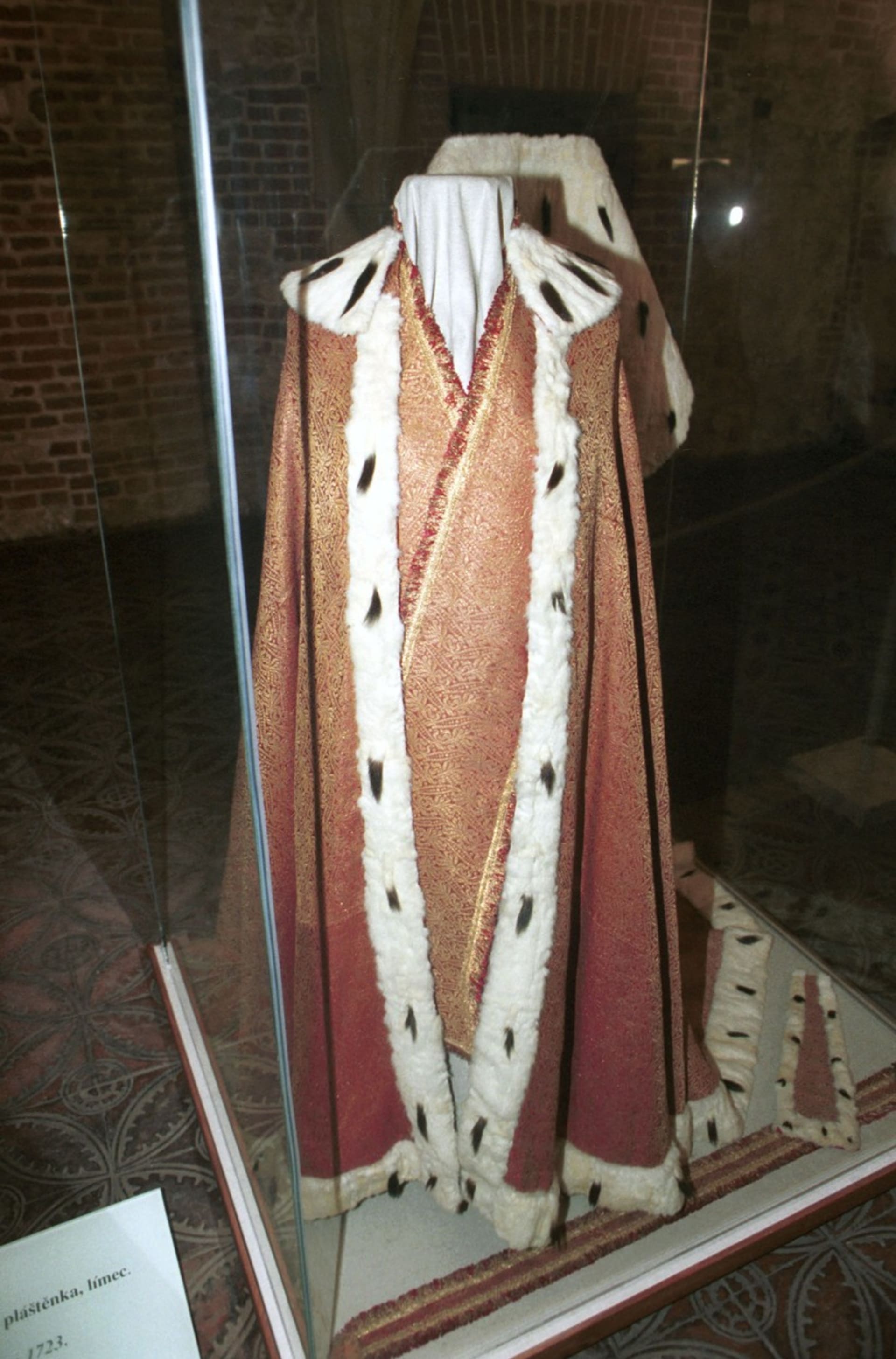 Korunovační plášť během výstavy Českých korunovačních klenotů v roce 1993.
