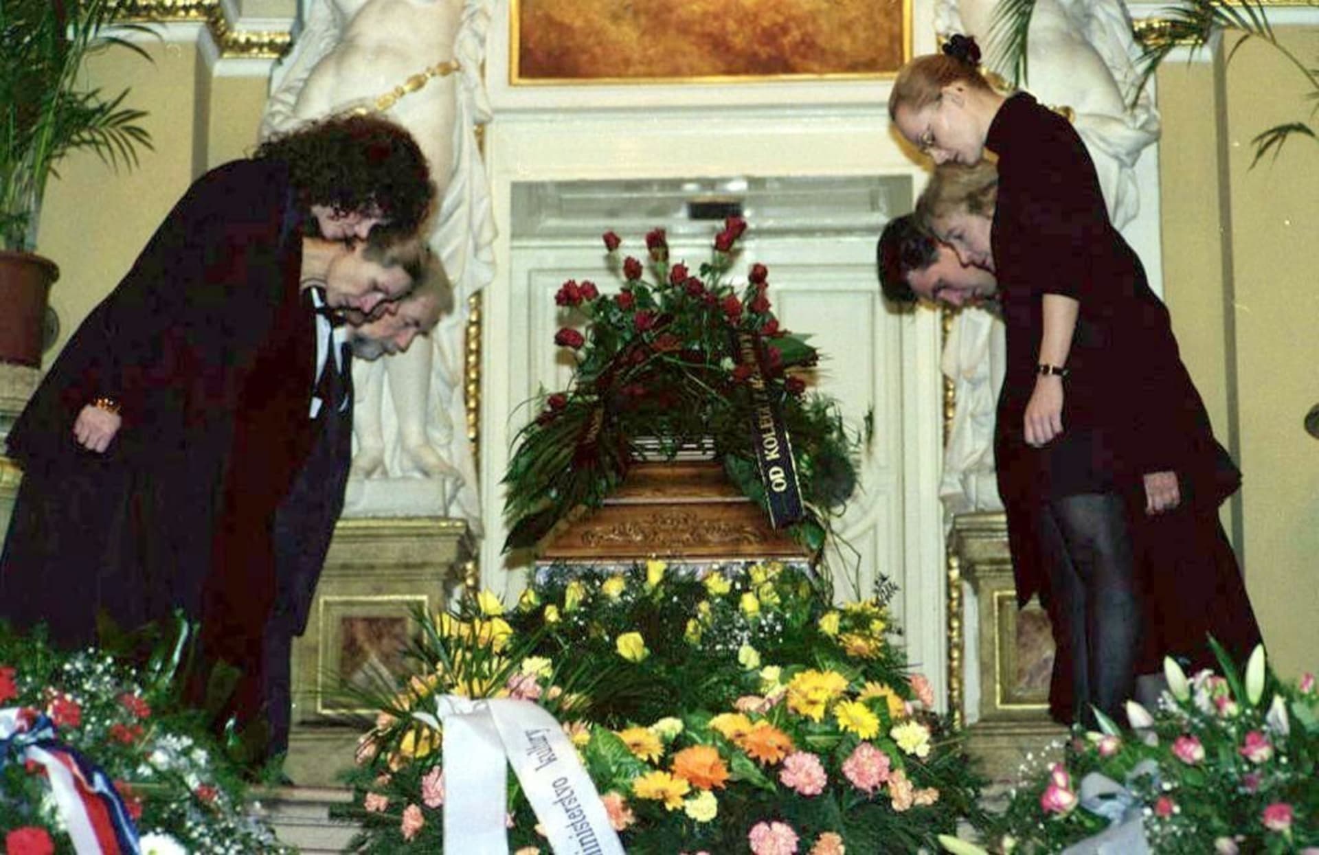 Pohřeb Vlasty Fialové v Mahenově v divadle. Její památce se poklonili kolegové a poslední poctu ji přišly vzdát stovky lidí. 