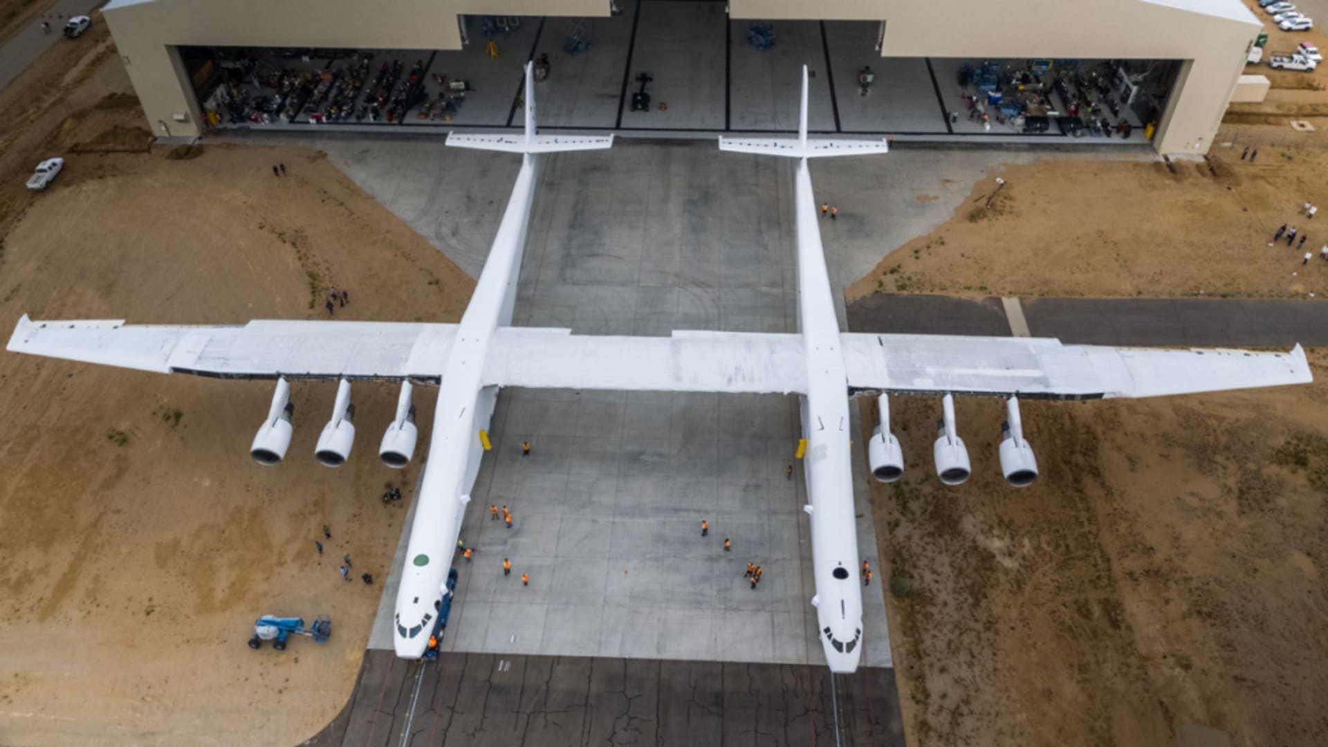 Největší letadlo světa Roc pohledem dronu