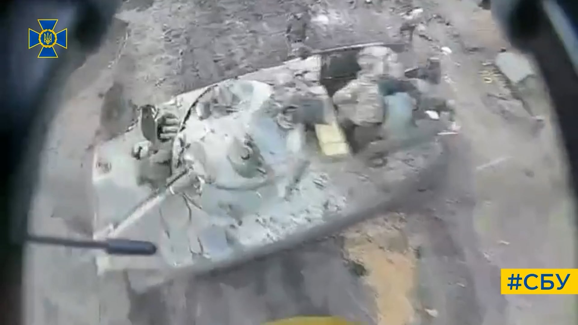 Úder ukrajinského kamikadze dronu na ruský obrněnec.
