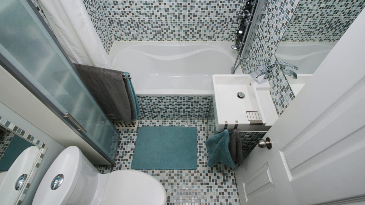 Mozaikový obklad je vhodný pro malou koupelnu