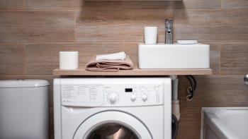 Chytré nápady, jak šikovně zařídit mini koupelnu, aby se do ní vešla vana i pračka