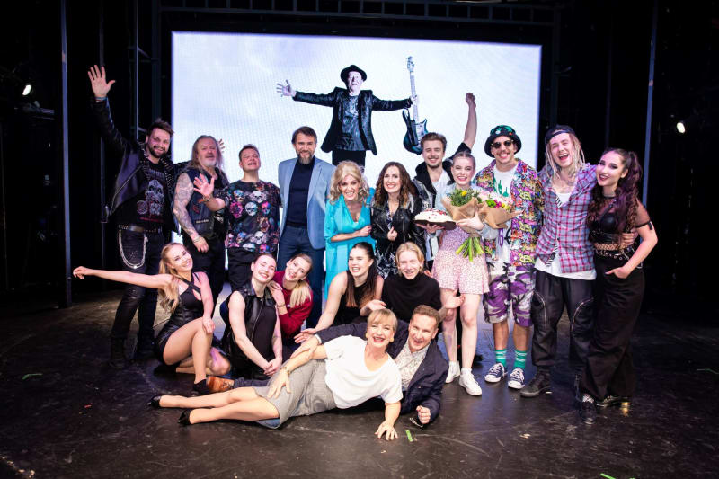 Herci a účastníci Michaeliny oslavy z muzikálu Okno mé lásky