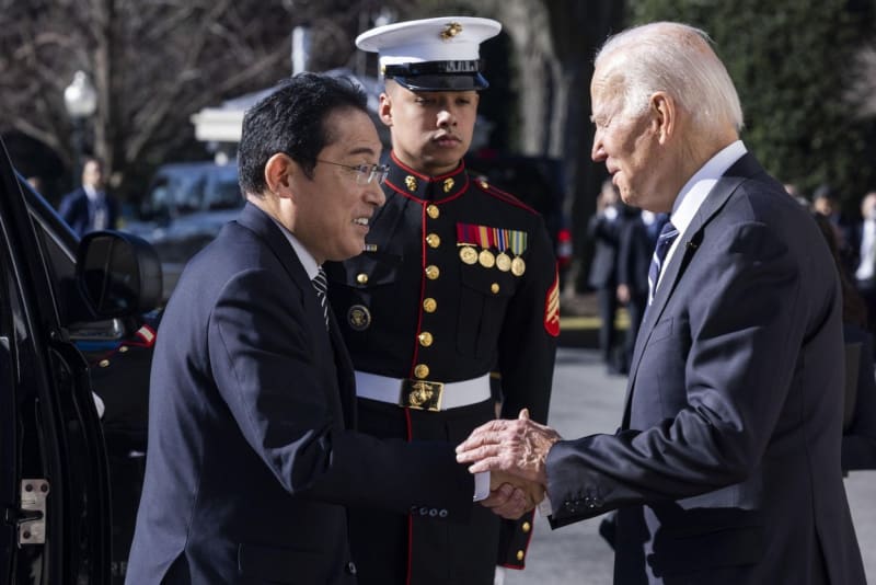 Japonský premiér Fumio Kišida a americký prezident Joe Biden jednali v Bílém domě