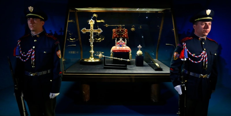 Koruna, jablko a žezlo jsou zpravidla vystavovány společně se svatováclavským mečem a korunovačním křížem.