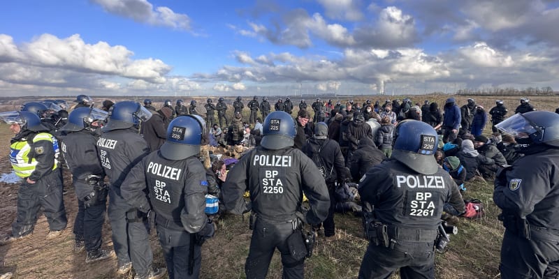 Německá policie zasahující proti aktivistům u hnědouhelného dolu v Porýní zadržela Gretu Thunbergovou.