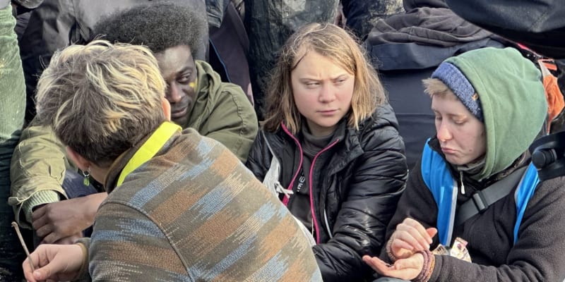 Německá policie zasahující proti aktivistům u hnědouhelného dolu v Porýní zadržela Gretu Thunbergovou.