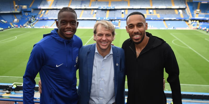 Majitel Chelsea Todd Boehly (uprostřed) se dvěma nedávnými posilami klubu – Denisem Zakariou a Pierrem-Emerickem Aubameyangem.