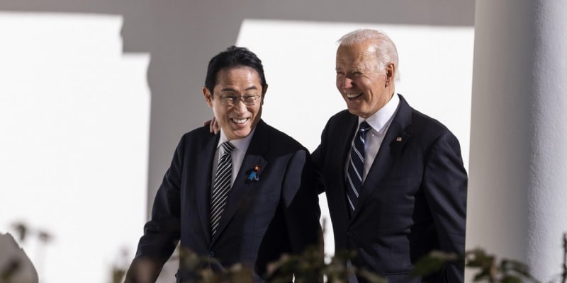 Japonský premiér Fumio Kišida a americký prezident Joe Biden jednali v Bílém domě. 