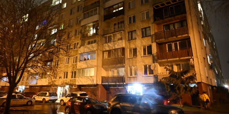 Masakr v Michalovcích. V bytě našli zastřelený manželský pár a jeho dvě děti.