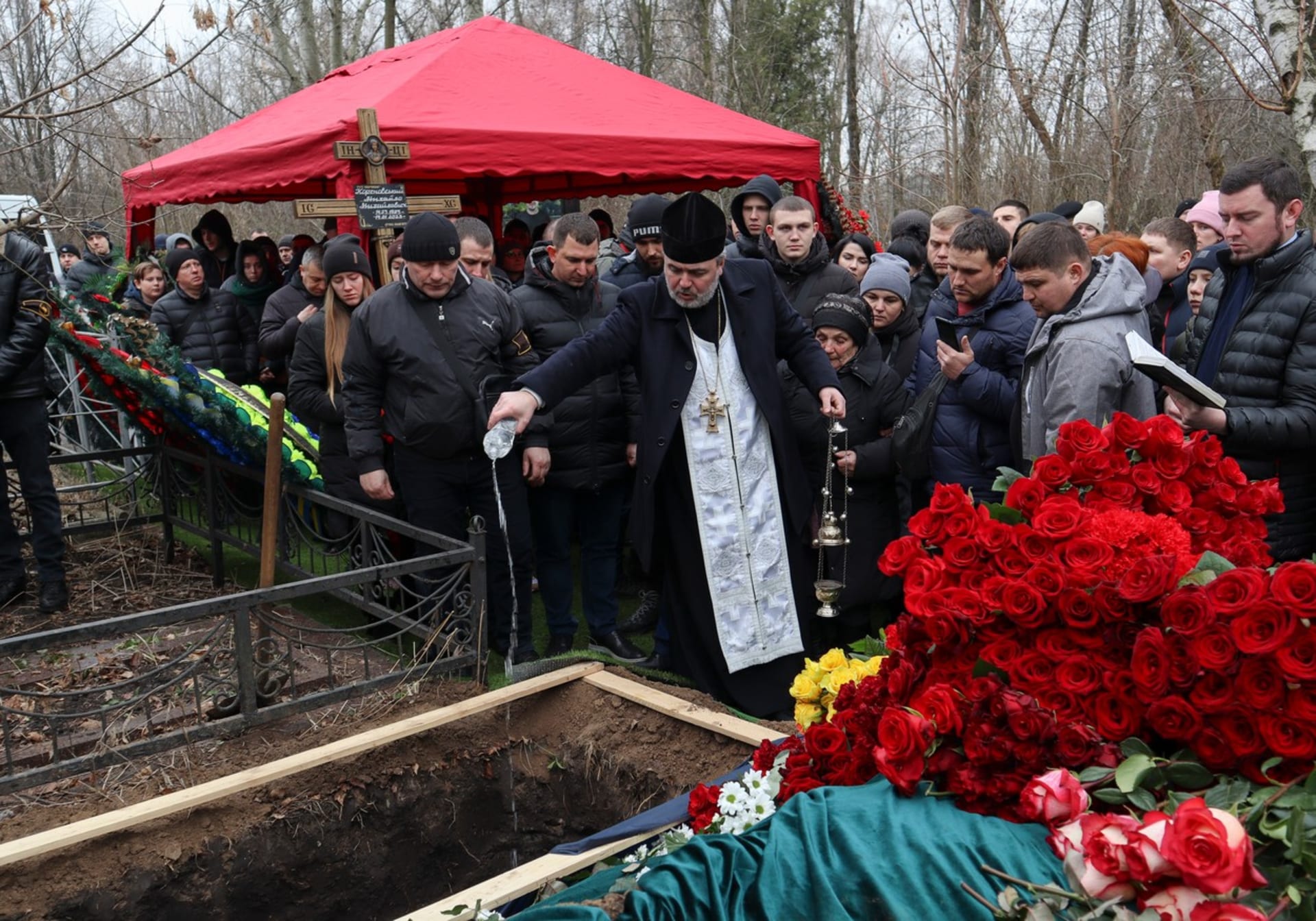 Stovky lidí přišly na pohřeb oblíbenému ukrajinskému trenérovi boxu Mychajlu Korenovskému