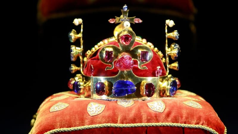 Svatováclavská koruna je nejstarším z klenotů, pochází z poloviny 14. století.