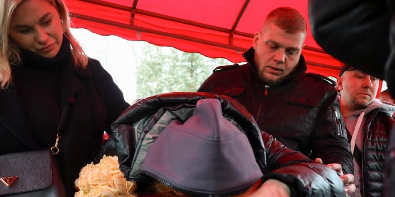 Stovky lidí přišly na pohřeb oblíbenému ukrajinskému trenérovi boxu Mychajlu Korenovskému