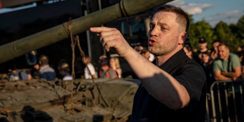 Ukrajinský ministr vnitra Denys Monastyrskyj v Praze na Letné, kde si prohlížel zničenou ruskou techniku. (11.7. 2022)