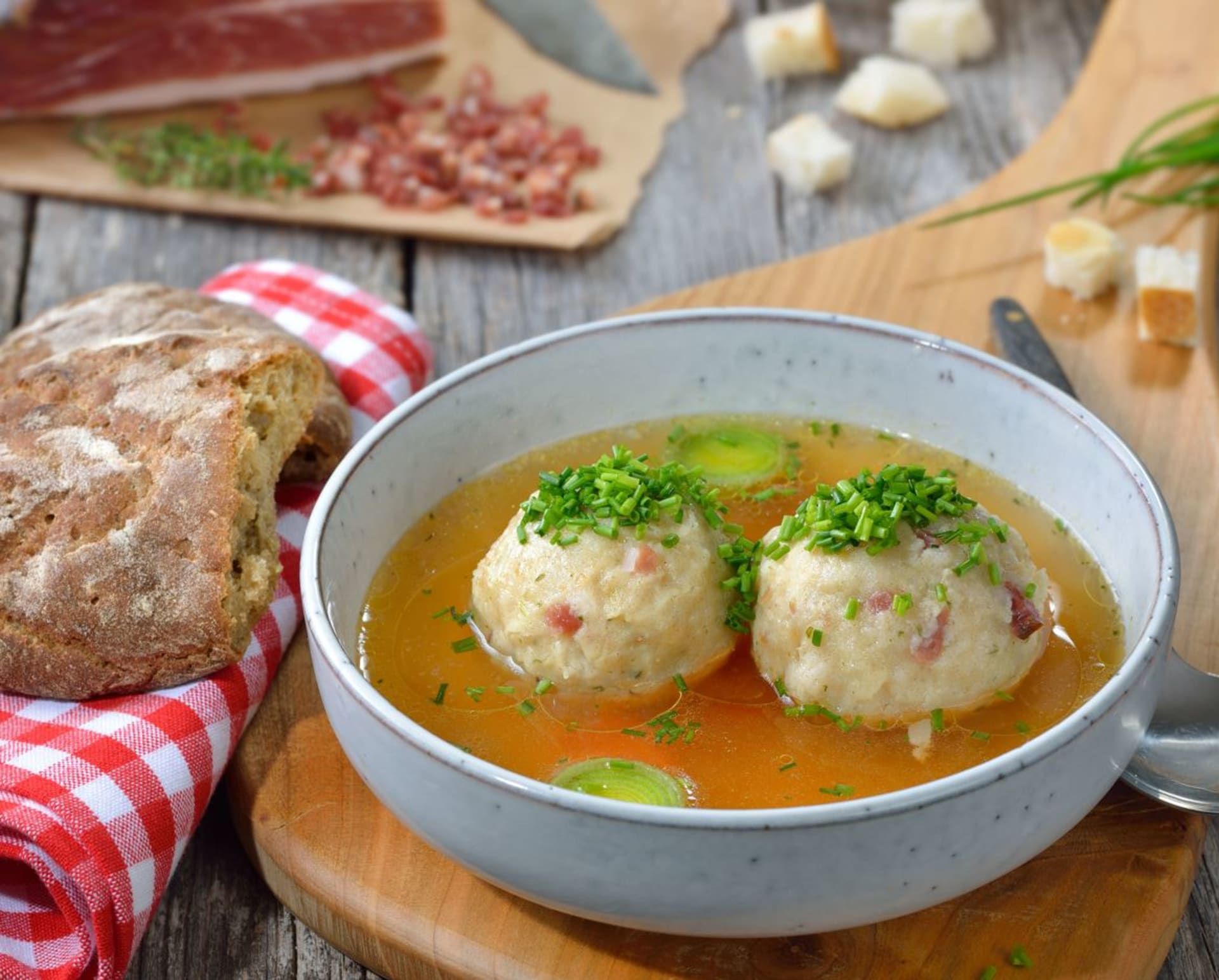 Tirolen knödel suppe: Tyrolean soup with cake dumplings