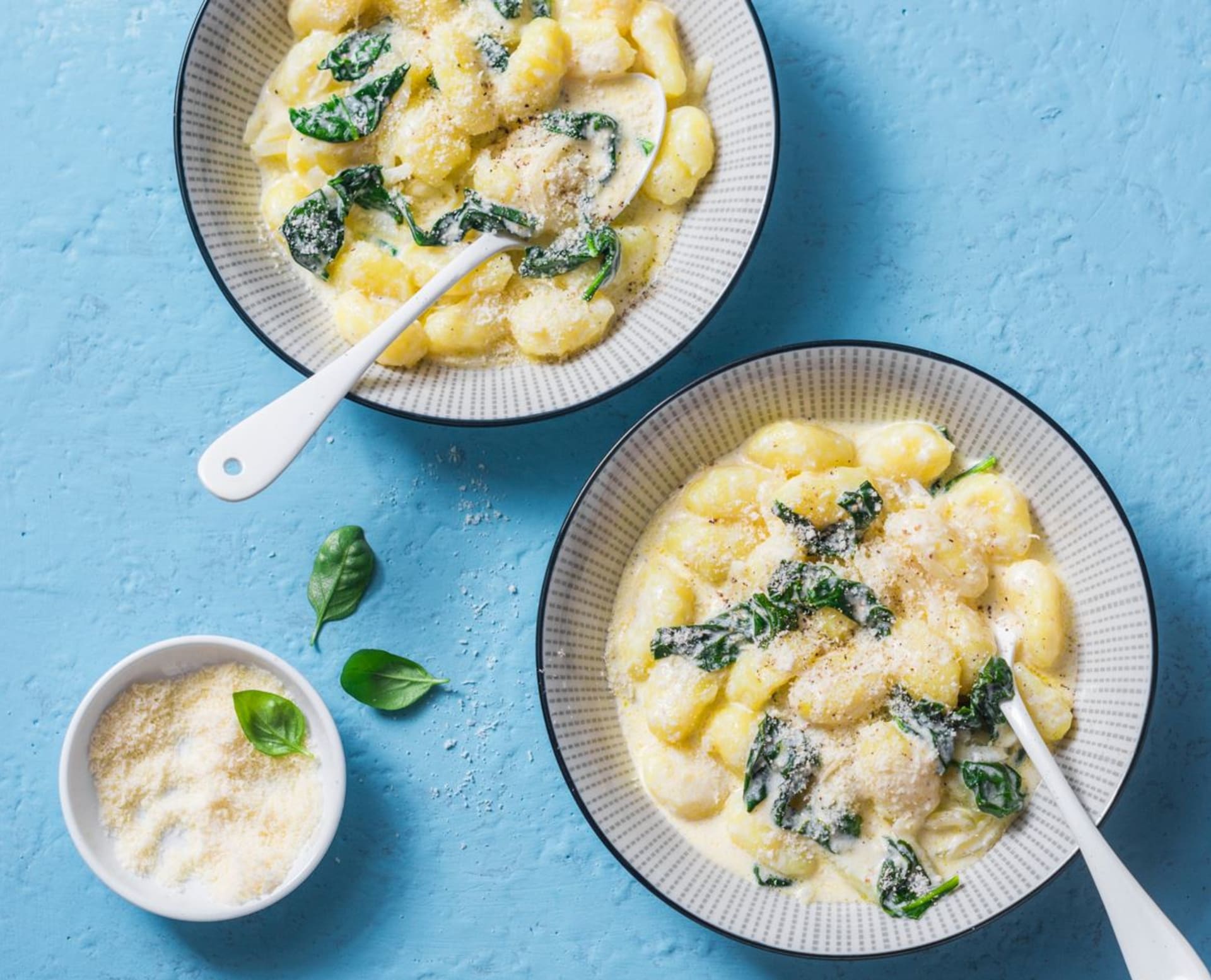 Quick dinner: potato gnocchi with cheese and basil sauce