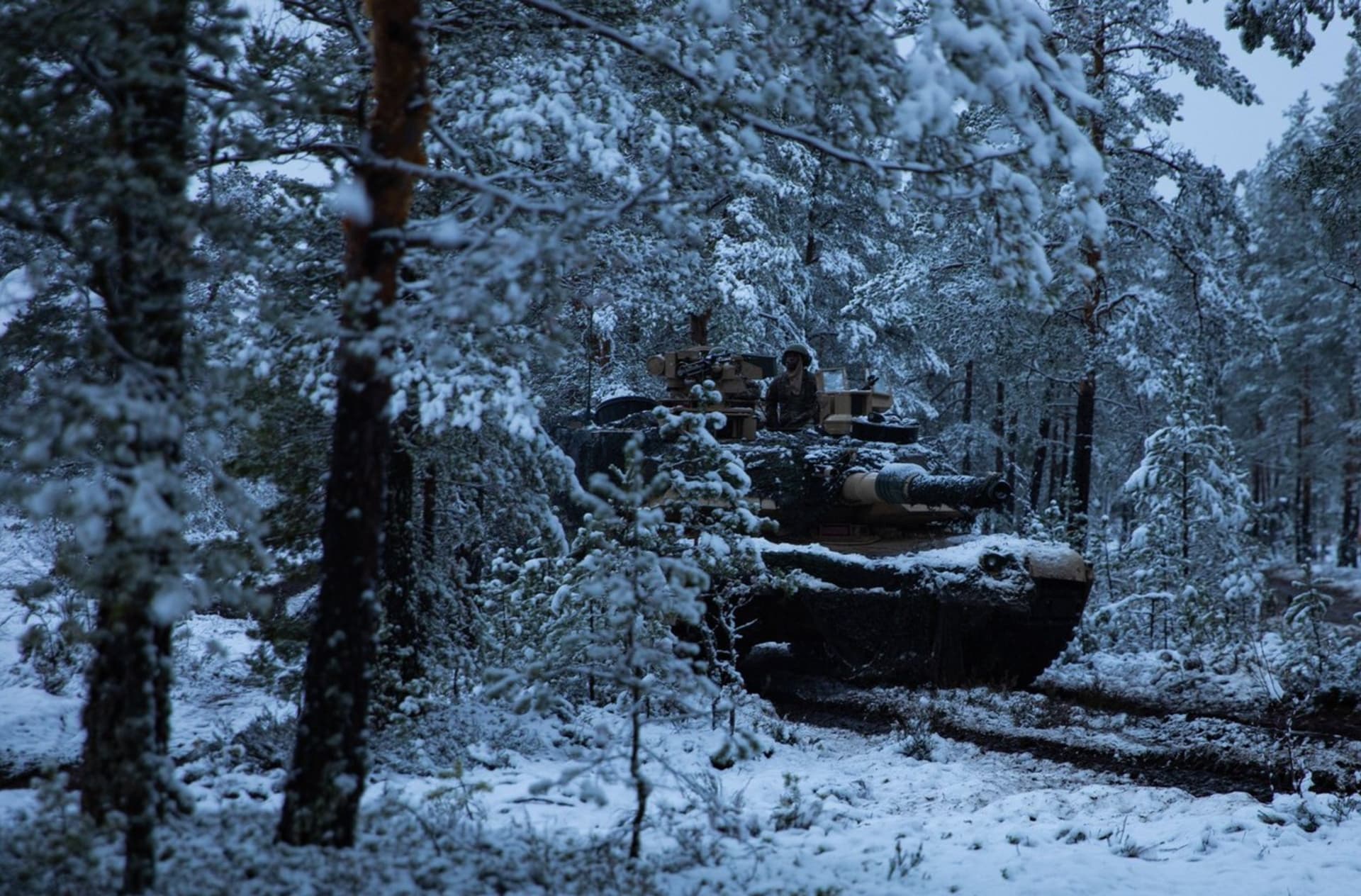 Americký tank Abrams M1A2 na cvičení ve Finsku