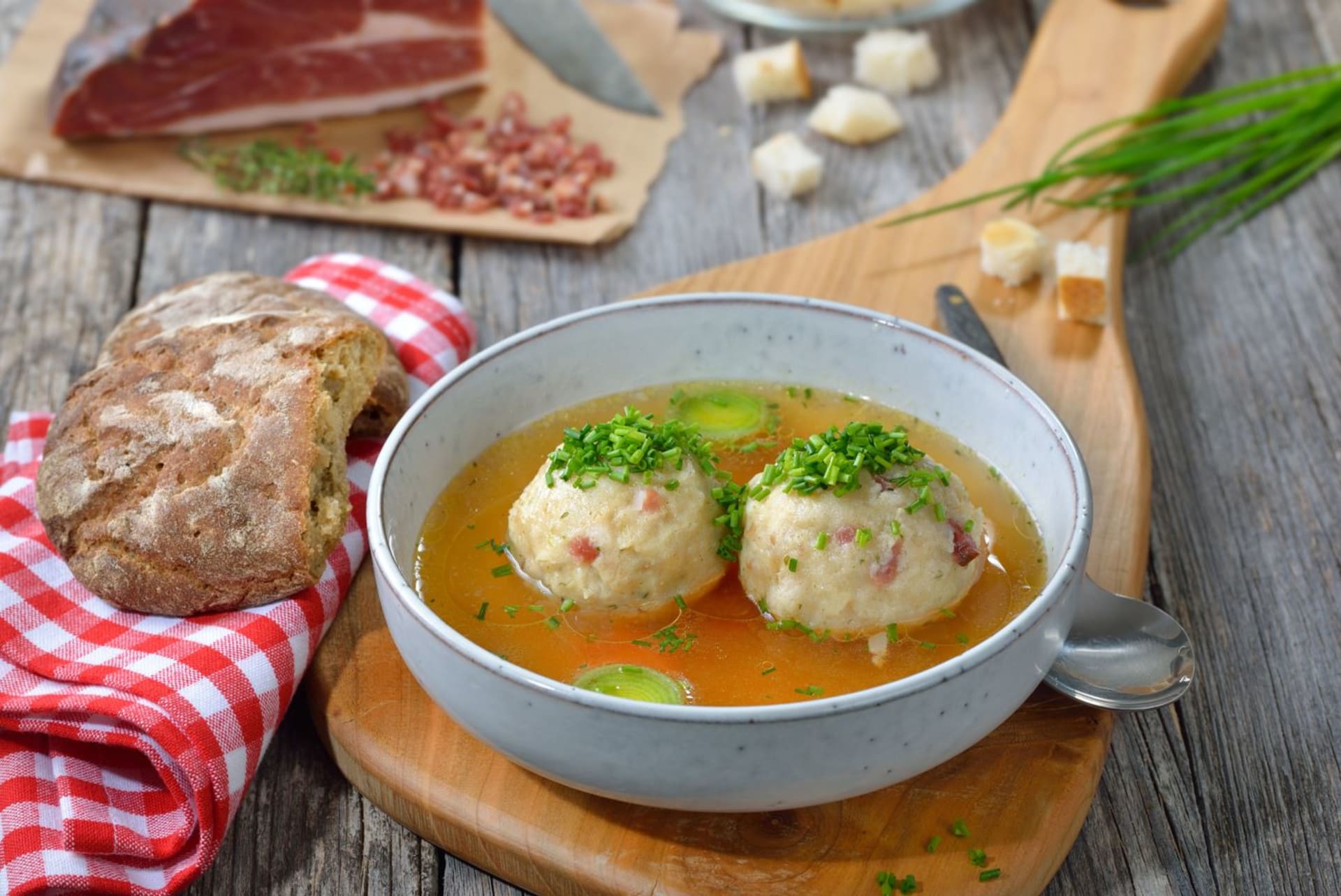 Tirolen knödel suppe: Tyrolská polévka s žemlovými knedlíky