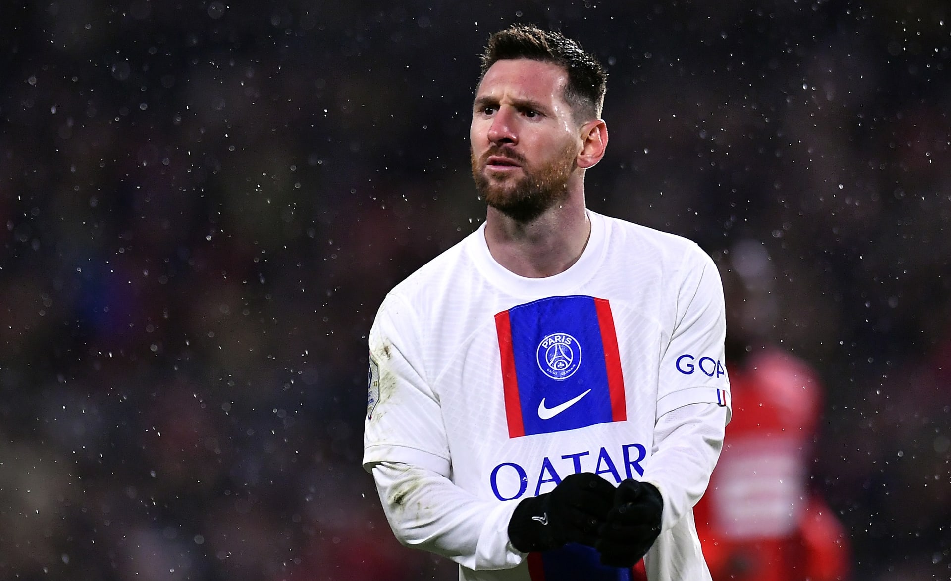Lionel Messi je fenomén. A tak vznikají jeho portréty i v poli.