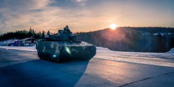 Severský bijec CV90 míří na Ukrajinu. Co umí švédský obrněnec, který kupuje i česká armáda?
