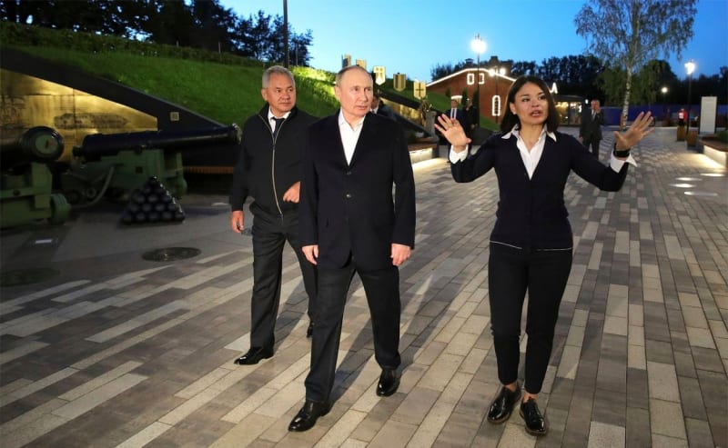 Dcera ruského ministra obrany Ksenia Šojguová s ruským prezidentem Vladimirem Putinem