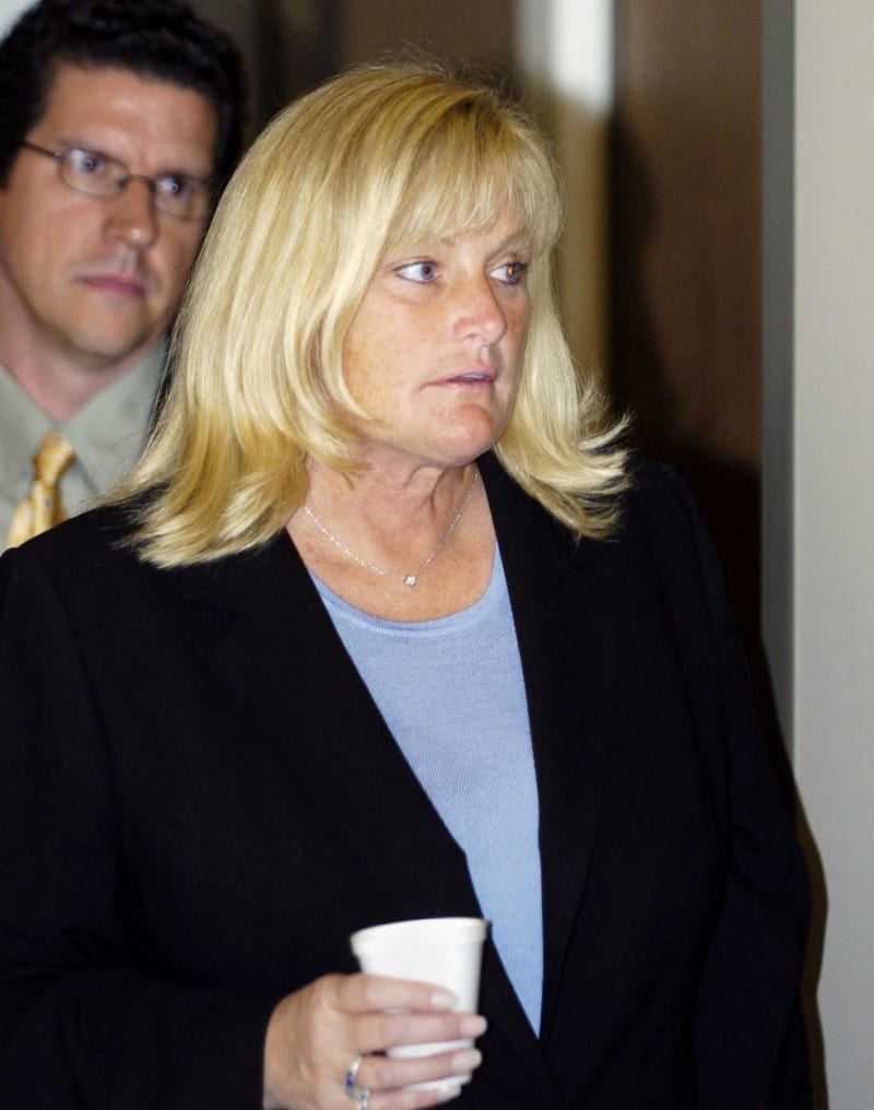 Debbie Rowe se opakovaně musela zúčastňovat soudních líčení kvůli obvinění Jacksona ze zneužívání dětí.