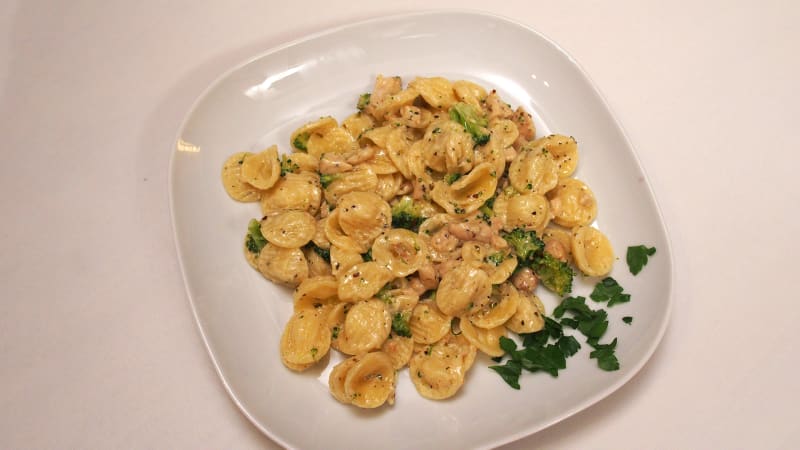 Italský pokrm orecchiette s kuřecím masem a brokolicí v parmezánové omáčce