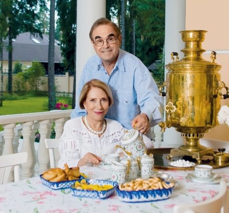 Inna Čurikovová s manžele u zlatého samovaru.