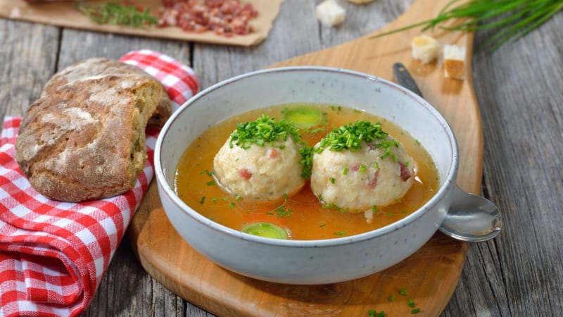 Tirolen knödel suppe: Tyrolská polévka s žemlovými knedlíky