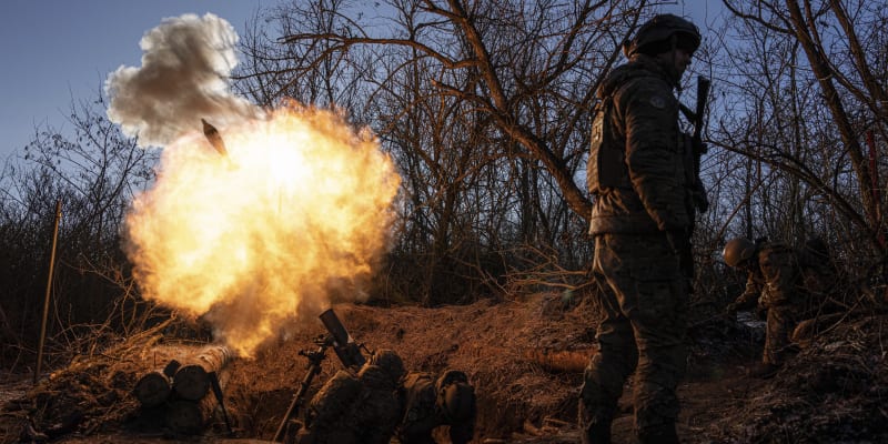 Ukrajinští vojáci pálí minometem na ruské pozice.