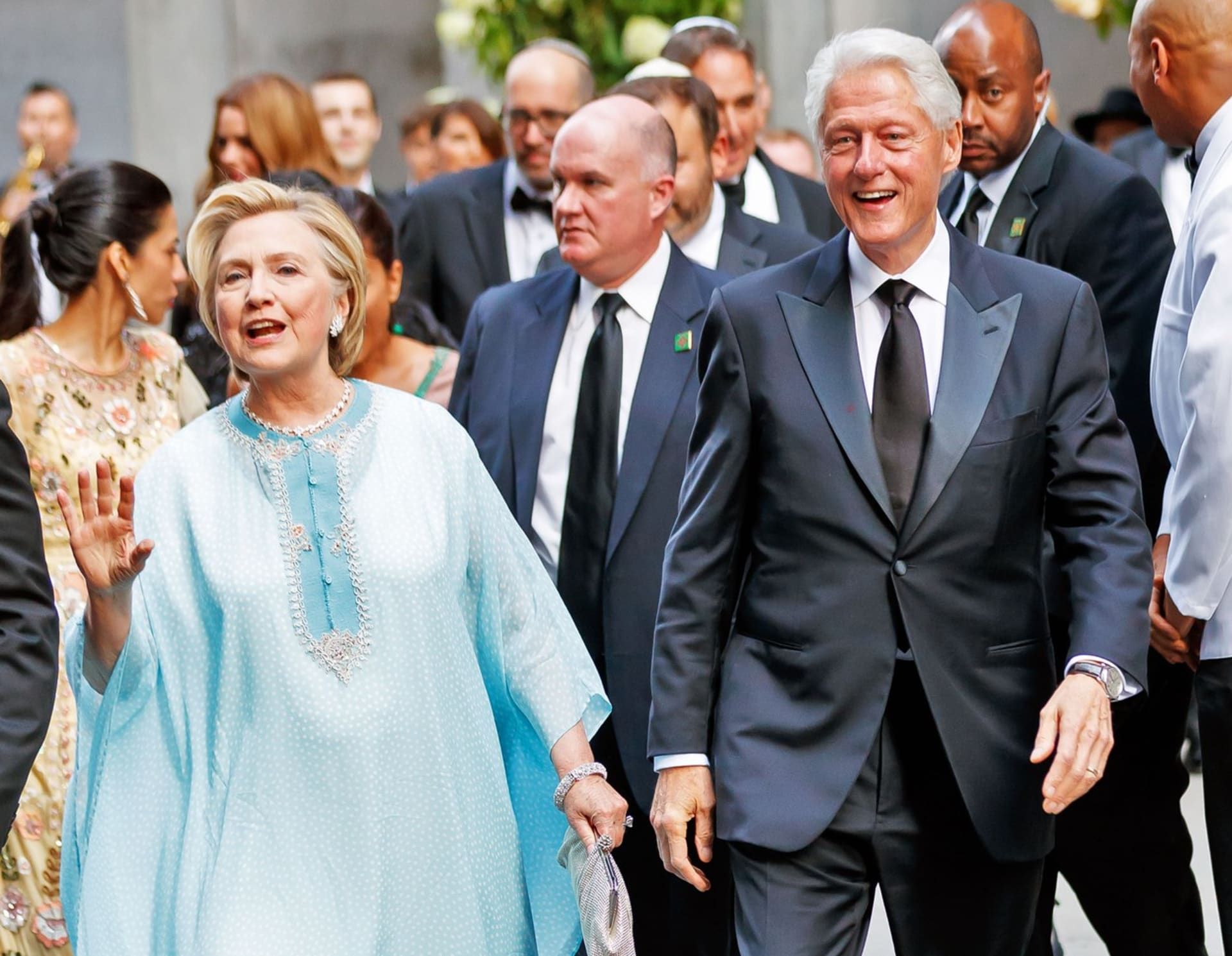 Bývalý prezident Clinton s manželkou Hillary v roce 2017, všechny jeho skandály i obvinění až do současnosti ustáli.