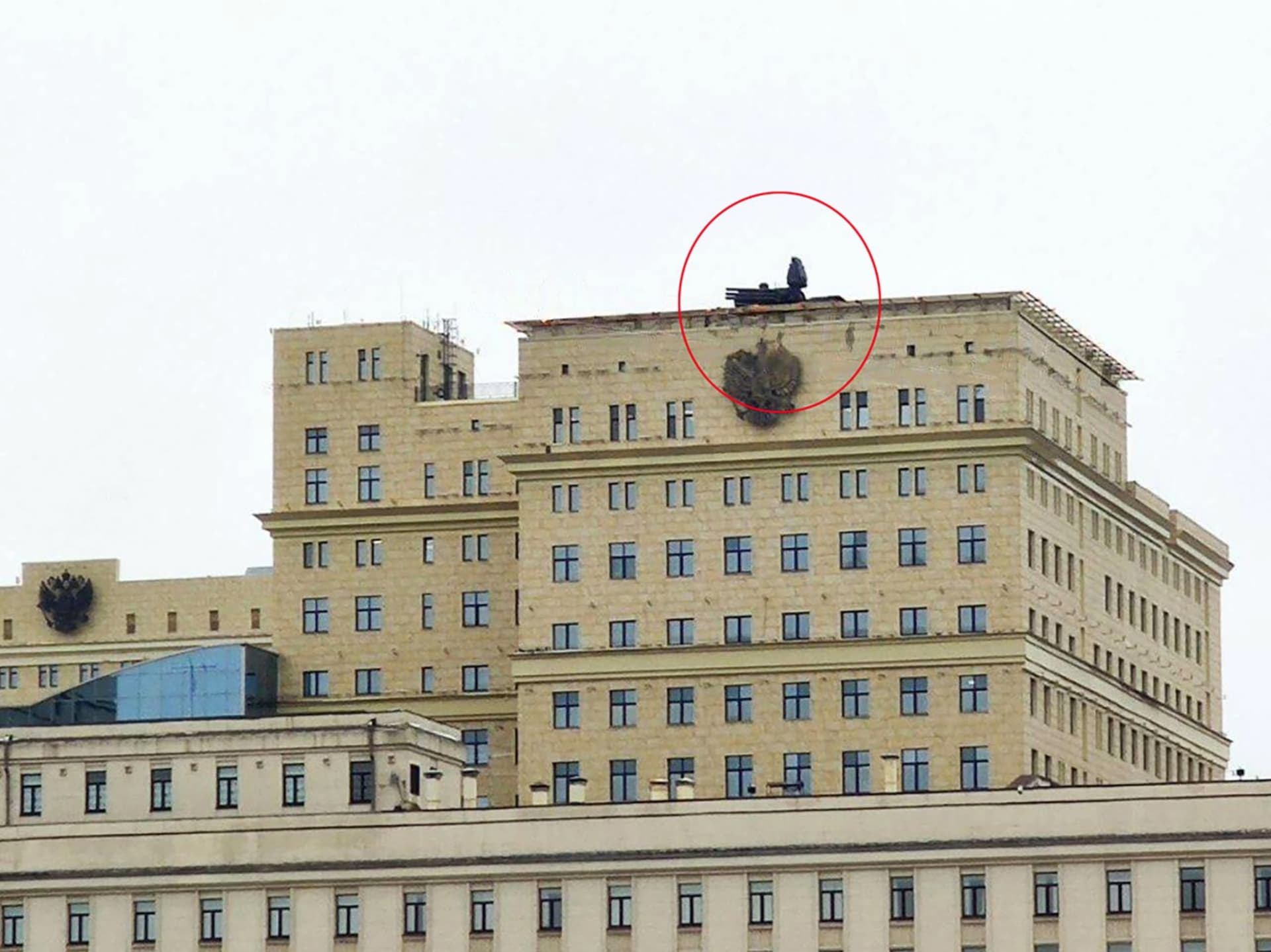 Protiletecký systém Pancir-S1 na střeše ruského ministerstva obrany v Moskvě. 