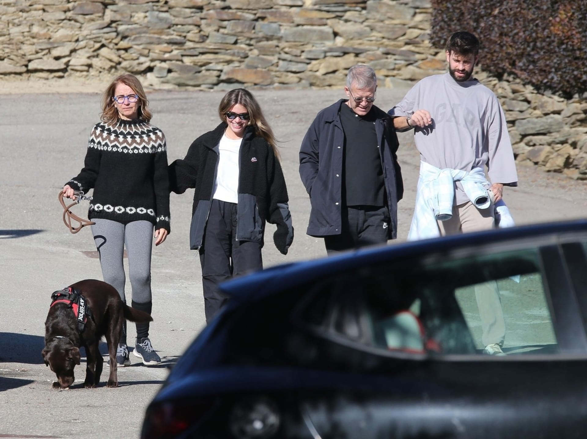 Gerard Piqué vyrazil minulý týden se svou novou partnerkou a rodiči na procházku. 