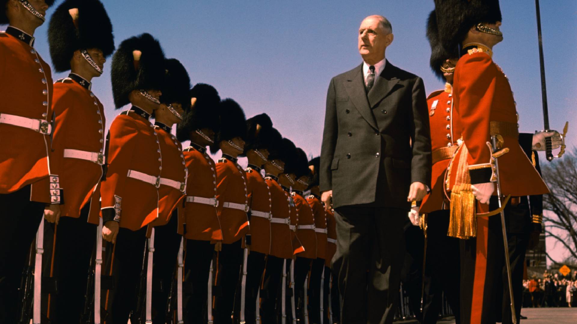 Generál prezidentem. Charles de Gaulle vykonává přehlídku čestné stráže v Londýně