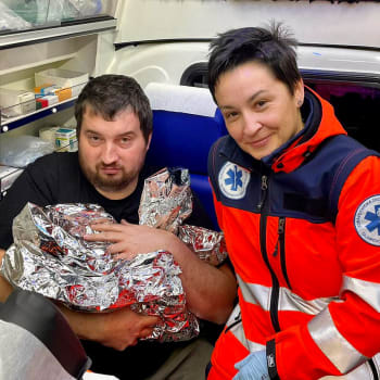 Maminka porodila chlapečka v autě, tatínek po celou dobu díky záchranářům asistoval.